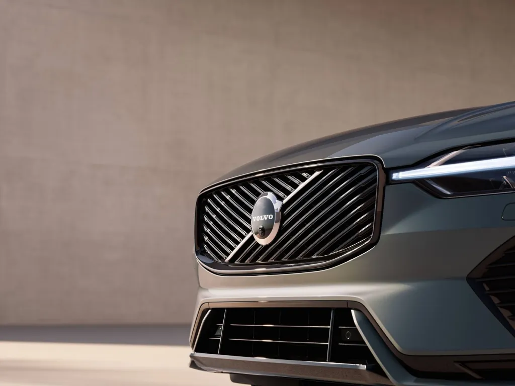 Upeasti varusteltu XC60 T8 Ultra Edition alk. 599 €/kk